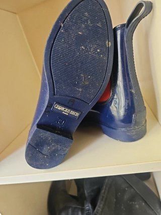 Botas de agua impermeables azules y rojas.