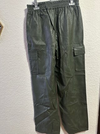 Pantalón ancho polipiel verde