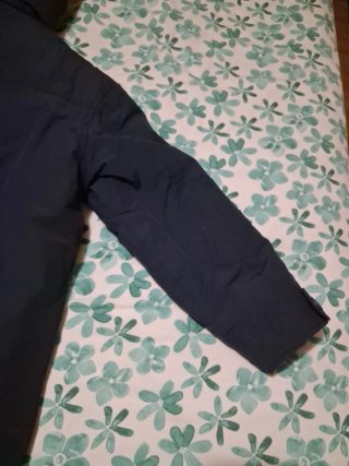 Abrigo hipermeable azul con capucha y pelo.