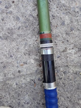 Caña de pescar verde con mango azul