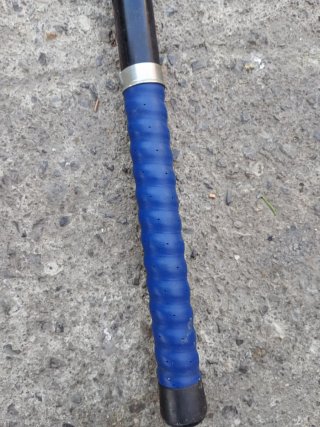 Caña de pescar verde con mango azul