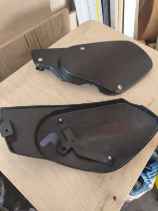 Cubiertas Laterales Yamaha XSR 700 Negras