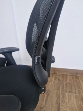 Silla de oficina ergonómica negra.