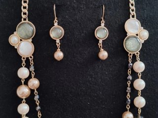 Conjunto Collar y Aretes Perlas Doradas