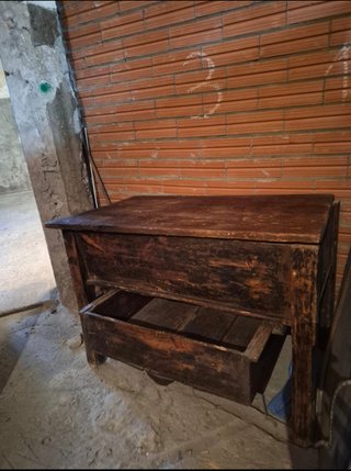 Armario de madera con collage
