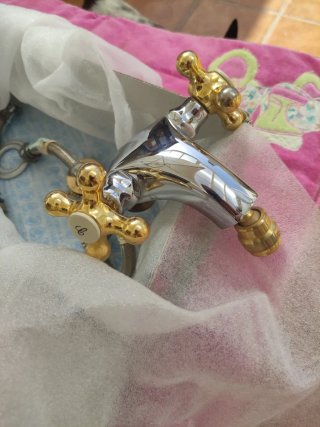 Grifo de lavabo metal dorado y plateado
