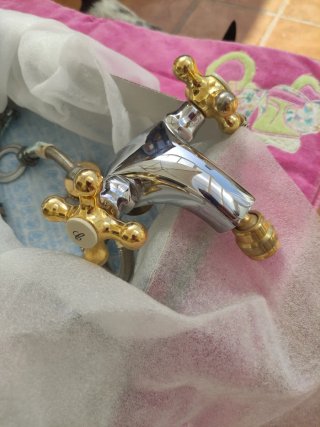 Grifo de lavabo metal dorado y plateado
