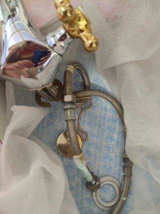 Grifo de lavabo metal dorado y plateado
