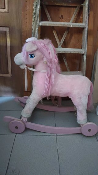 Cavallina rosa da gioco per bambina