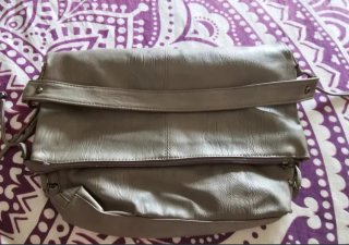 Bolso gris de piel sintética