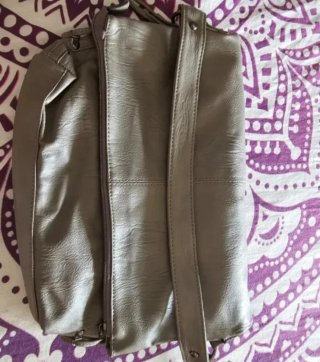 Bolso gris de piel sintética