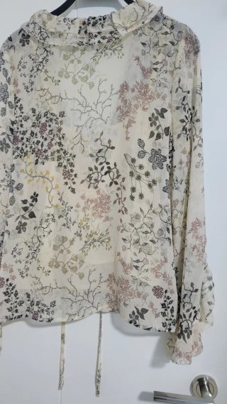 Blusa Tintoretto floral manga larga con top .