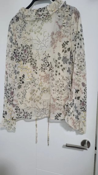 Blusa Tintoretto floral manga larga con top .