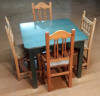 Mesa de madera teca maciza con 4 sillas.