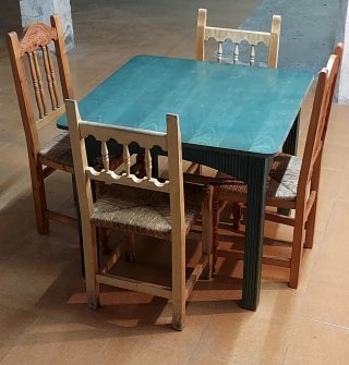 Mesa de madera teca maciza con 4 sillas.