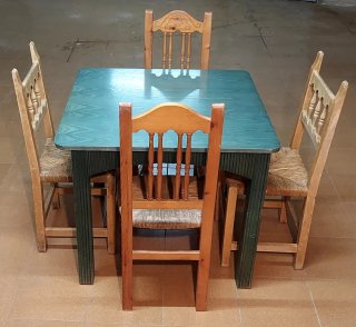 Mesa de madera teca maciza con 4 sillas.