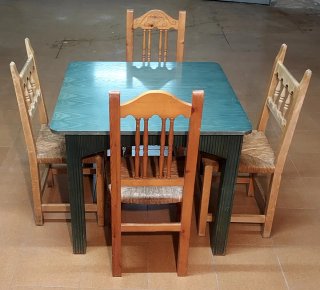 Mesa de madera teca maciza con 4 sillas.