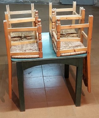 Mesa de madera teca maciza con 4 sillas.