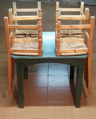 Mesa de madera teca maciza con 4 sillas.