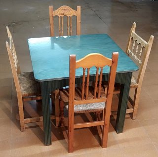 Mesa de madera teca maciza con 4 sillas.