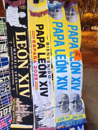 Bufanda Papa León XIV Madrid 2026