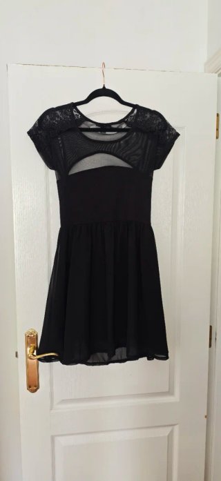 Vestido negro corto con encaje. Talla como L-XL.