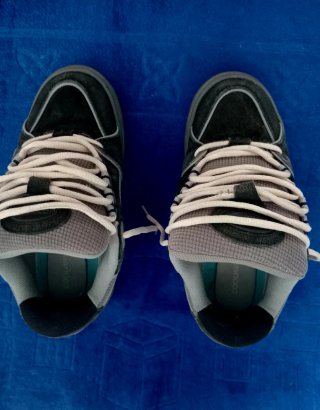 Zapatillas deportivas negras y grises
