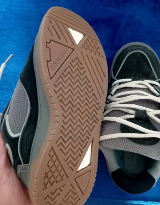Zapatillas deportivas negras y grises