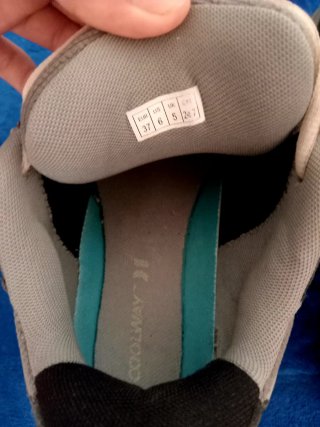 Zapatillas deportivas negras y grises