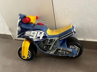 Moto de plástico infantil azul y amarilla