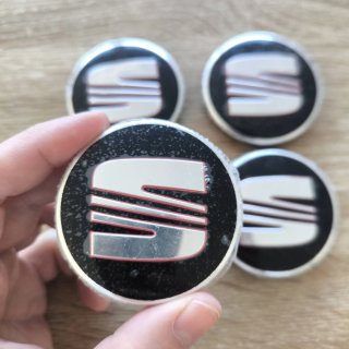 TAPABUJES SEAT 56mm NEGROS - EMBLEMA LLANTAS SEAT