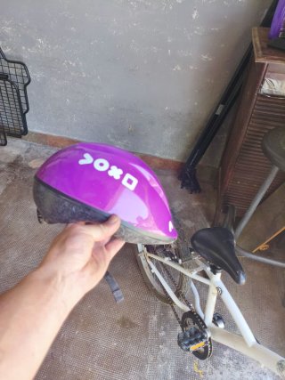 Bicicleta infantil blanca con casco