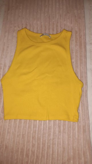 Top amarillo sin mangas
