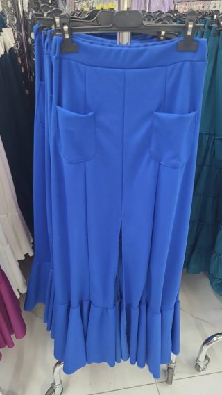 Falda larga azul con bolsillos y volante