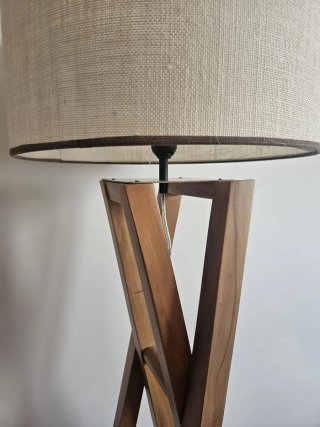 Lámpara de pie Wabi Home Lizer
