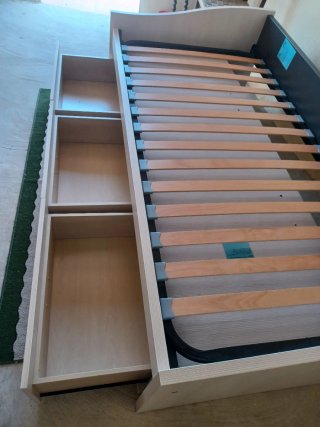 Cama nido individual de madera y sumier.