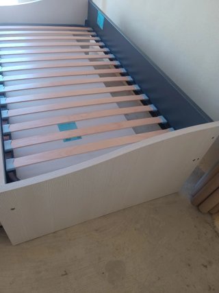 Cama nido individual de madera y sumier.