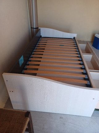 Cama nido individual de madera y sumier.