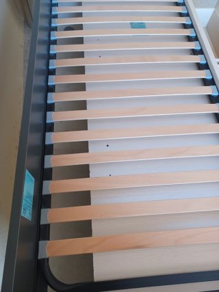 Cama nido individual de madera y sumier.