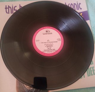 MC B. Daisy Dee - This Beat Is Technotronic