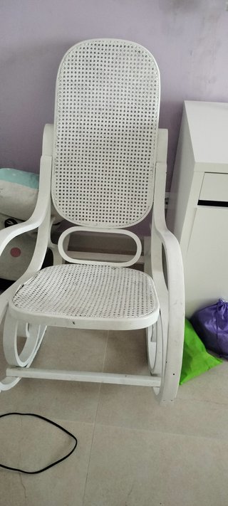 Mecedora de mimbre y madera blanca