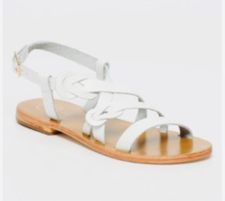 Sandalias blancas y sandalias plateadas cuero
