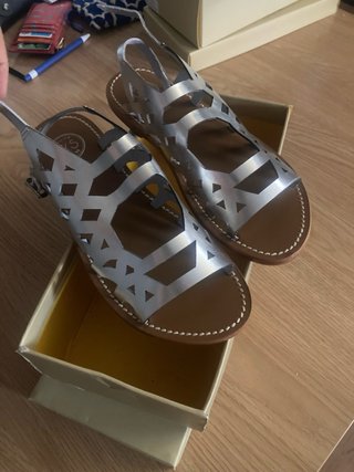 Sandalias blancas y sandalias plateadas cuero