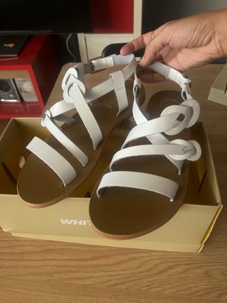Sandalias blancas y sandalias plateadas cuero