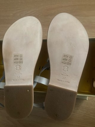 Sandalias blancas y sandalias plateadas cuero