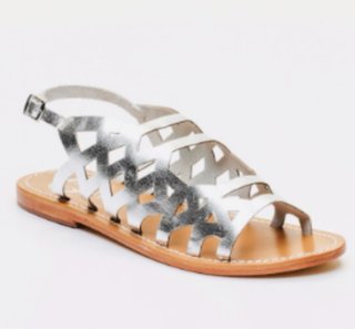 Sandalias blancas y sandalias plateadas cuero