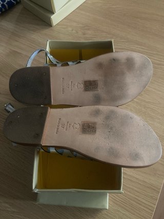 Sandalias blancas y sandalias plateadas cuero