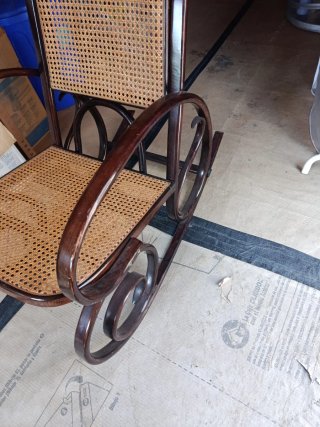 Mecedora antigua de mimbre y madera
