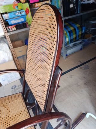 Mecedora antigua de mimbre y madera