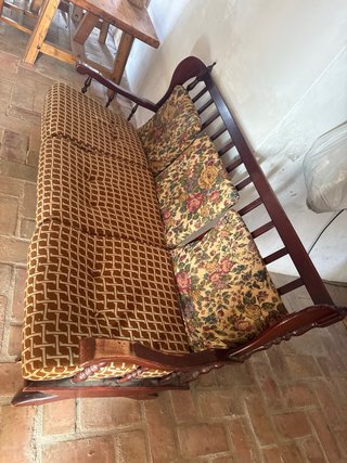 Sofá vintage de madera y tela